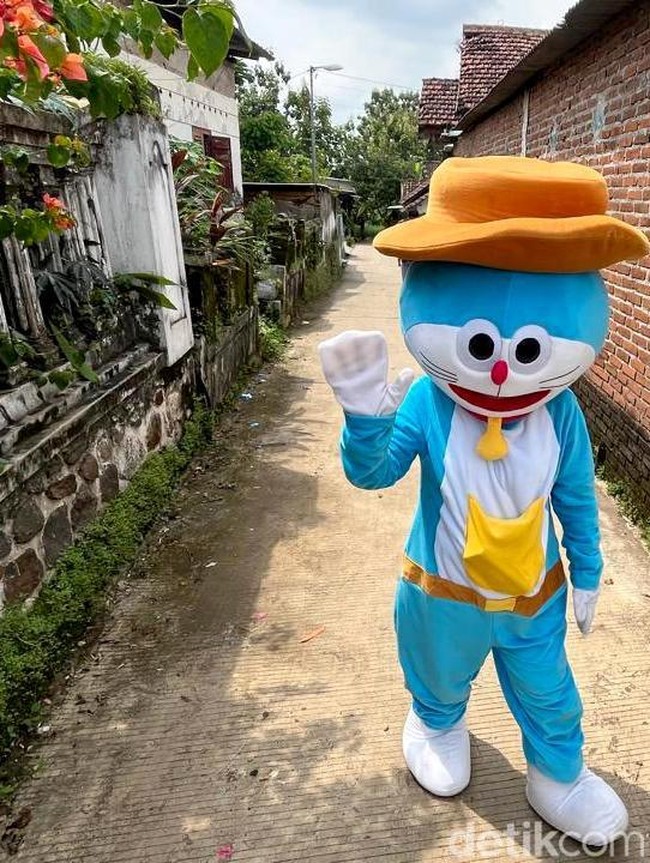 Potret  Haru di Balik Viralnya Badut Perempuan di Mojokerto