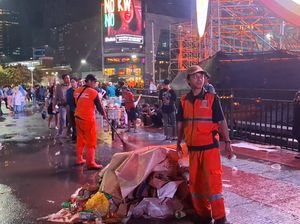 Video Pasukan Oranye Langsung Bersihkan Sampah Sisa Malam Tahun Baru di HI