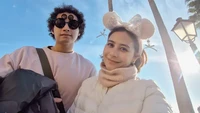 Prilly berterima kasih pada Omara, Terima kasih kepada pria paling tampan, lembut, dan baik hati @omara.esteghlal. Aku sangat beruntung bisa menyebutmu sebagai pacarku. Mewujudkan mimpi masa kecilku adalah sesuatu yang akan selalu kusimpan di hatiku selamanya, puji Prilly kepada Omara yang sudah mengajaknya ke Tokyo DisneySea. Foto: Instagram @prillylatuconsina96