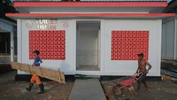 Sejumlah pekerja membersihkan puing sisa pembangunan Kampung Nelayan Merah Putih (KNMP) Desa Sorue Jaya, Kabupaten Konawe, Sulawesi Tenggara, Kemarin. ANTARA FOTO/Andry Denisah