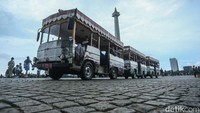 Ribuan pengunjung memadati area Monumen Nasional (Monas), Jakarta, Kamis (1/1/2026).