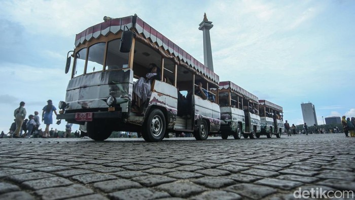 Ribuan pengunjung memadati area Monumen Nasional (Monas), Jakarta, Kamis (1/1/2026). Libur panjang Natal dan Tahun Baru dimanfaatkan warga untuk berlibur ke sejumlah destinasi wisata salah satunya Monas.