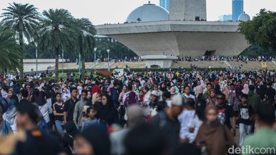 Ribuan Pengunjung Padati Monas di Hari Pertama 2026