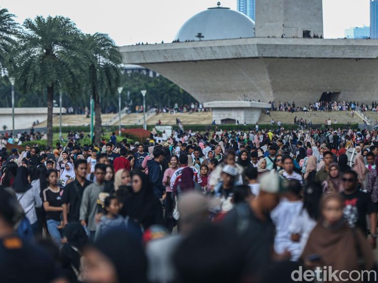 Ribuan Pengunjung Padati Monas di Hari Pertama 2026