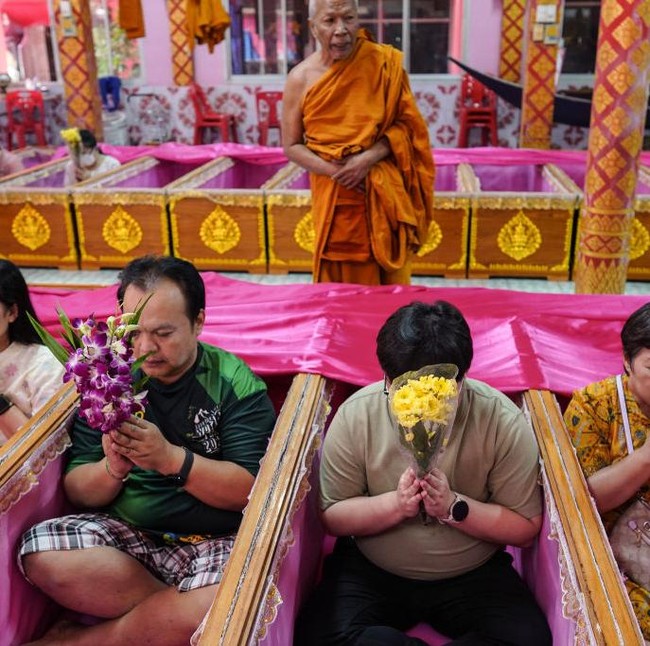 Ritual Berbaring di Peti Mati Sambut Tahun Baru di Thailand
