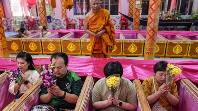 Ritual Berbaring di Peti Mati Sambut Tahun Baru di Thailand
