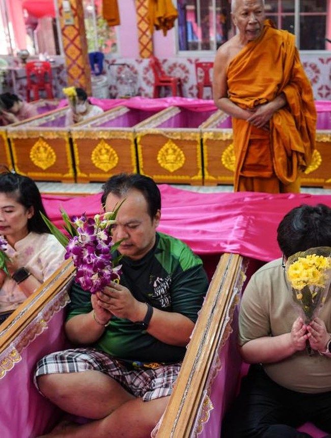 Ritual Berbaring di Peti Mati Sambut Tahun Baru di Thailand