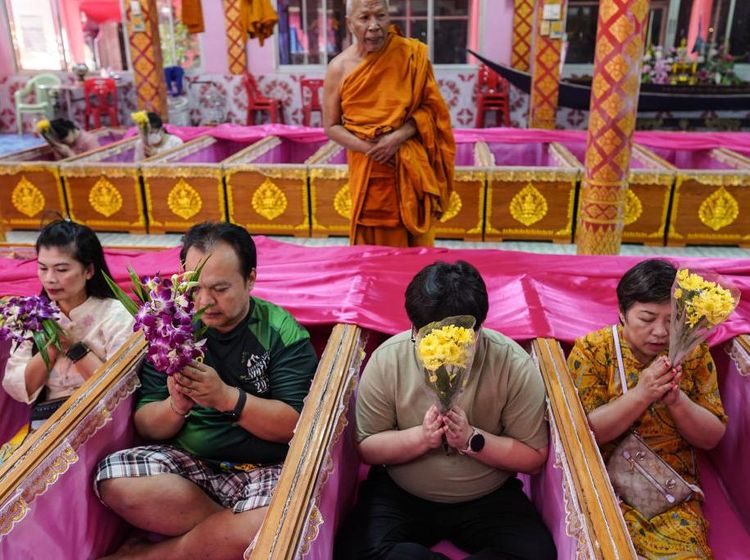 Ritual Berbaring di Peti Mati Sambut Tahun Baru di Thailand