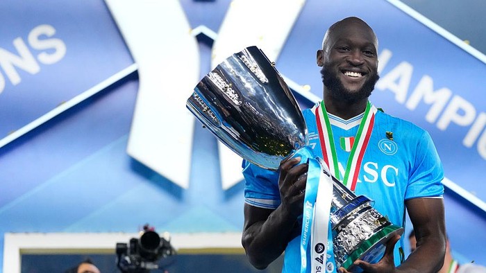 Romelu Lukaku centre-forward of Napoli and Belgium celebrates with the trophy after winning the Supercoppa Italiana final match between SSC Napoli v Bologna FC 1909 at King Saud University Stadium on December 22, 2025 in Riyadh, Saudi Arabia. (Photo by Jose Breton/Pics Action/NurPhoto via Getty Images)