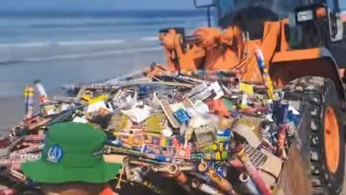 Sampah bekas kembang api dikumpulkan di Pantai Kuta, Kamis (1/1/2026). (Dok Pemkab Badung)