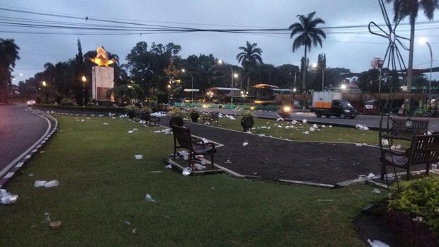 Sampah sisa perayaan tahun baru di Kota Malang. Sampah sisa perayaan tahun baru di Kota Malang.