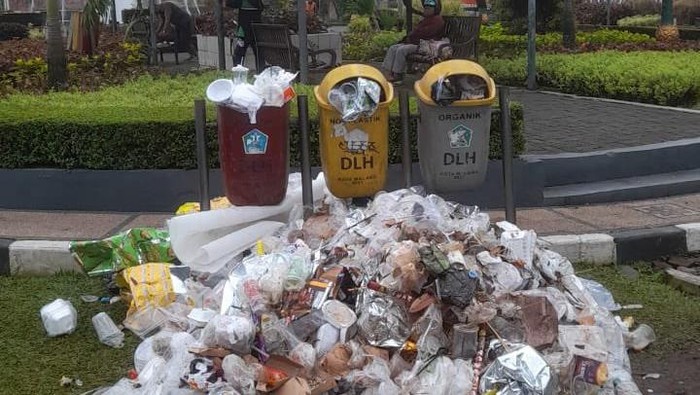 Sampah sisa perayaan tahun baru di Kota Malang.