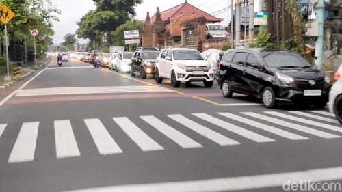 Sejumlah mobil dari arah Bedugul menumpuk di jalur Denpasar-Singaraja dekat simpang Rama Sinta Mengwitani, Badung, Kamis petang.