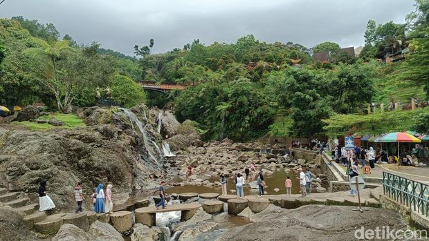 Sejumlah wisatawan menikmati pemandangan alam yang ada di kawasan lokawisata Baturraden, Kabupaten Banyumas, Kamis (1/1/2026). Sejumlah wisatawan menikmati pemandangan alam yang ada di kawasan lokawisata Baturraden, Kabupaten Banyumas, Kamis (1/1/2026).