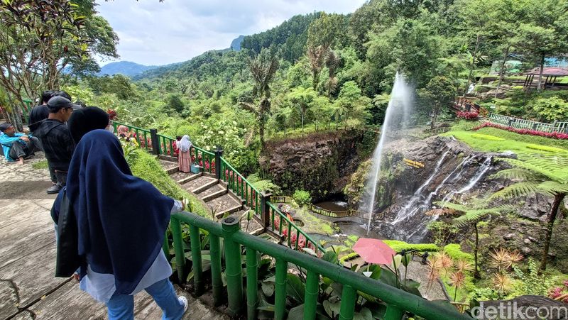 Sejumlah wisatawan menikmati pemandangan alam yang ada di kawasan lokawisata Baturraden, Kabupaten Banyumas, Kamis (1/1/2026).