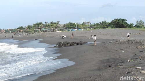 Suasana damai Pantai Pererenan, Badung, Bali. Pantai berpasir hitam ini menawarkan ketenangan sejati bagi pengunjung.