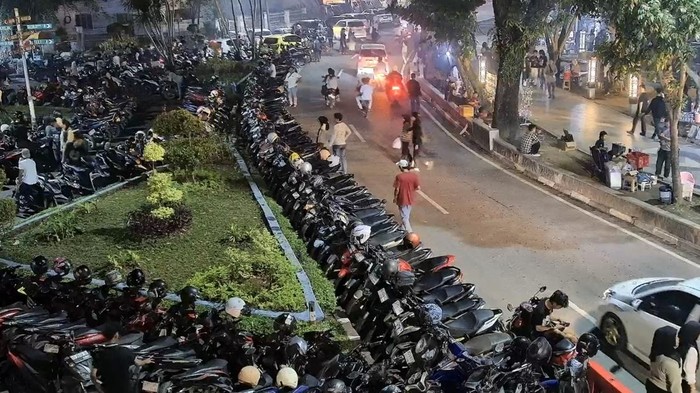 Warga Padati Kambang Iwak-Jembatan Ampera Sambut Tahun 2026