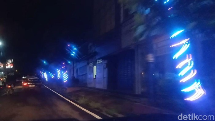 Suasana Jalan HOS Cokroaminoto di malam hari dengan gemerlap lampu Pucuhensap