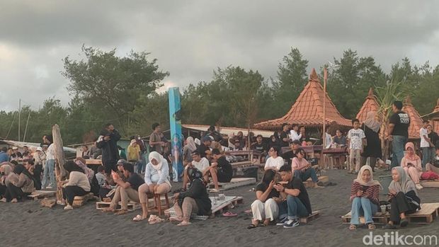 Suasana kawasan Nawang Senja di Pantai Glagah, Temon, Kulon Progo, Rabu (31/12/2025).