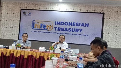 Suasana konferensi pers update realisasi APBN yang digelar  Kantor DJPb NTT, Rabu (31/12/2025). (Simon Selly/detikBali)