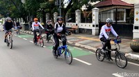Banyak warga yang memanfaatkan aktivitas pagi untuk bersepeda.