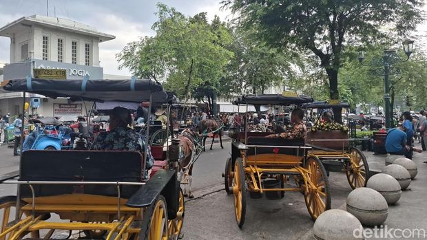 Suasana kusir andong menanti penumpang di Kawasan Malioboro, Kota Jogja, Kamis (1/1/2026). Suasana kusir andong menanti penumpang di Kawasan Malioboro, Kota Jogja, Kamis (1/1/2026).