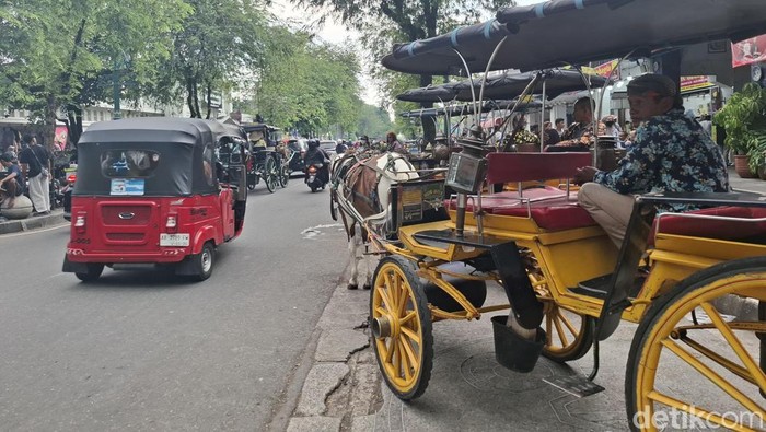 Suasana kusir andong menanti penumpang di Kawasan Malioboro, Kota Jogja, Kamis (1/1/2026).