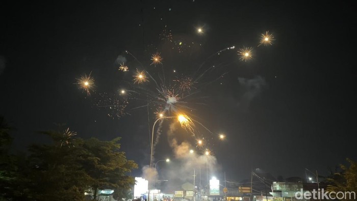 Suasana malam perayaan pergantian Tahun Baru 2026 di Jembatan Musi IV