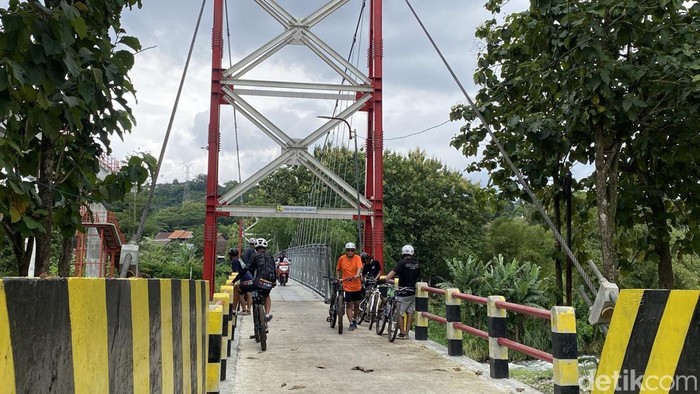 Jembatan Kaca Tinjomoyo Semarang Masih Tutup, Wisatawan Kecele