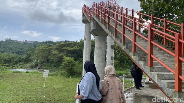 Suasana Objek Wisata Jembatan Tinjomoyo di kawasan hutan Tinjomoyo, Kecamatan Banyumanik, Kota Semarang, Kamis (1/1/2026). Suasana Objek Wisata Jembatan Tinjomoyo di kawasan hutan Tinjomoyo, Banyumanik, Kota Semarang, Kamis (1/1/2026).
