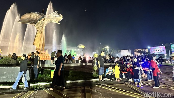 Suasana pergantian tahun baru di Bundaran Jakabaring Palembang