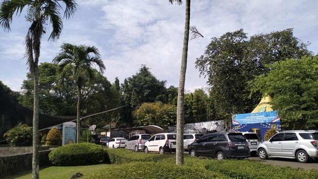 Jumlah pengunjung Taman Margasatwa Ragunan diprediksi mencapai puncaknya pada Kamis (1/1/2026) ini, bertepatan dengan masa libur Natal, Tahun Baru, dan libur panjang sekolah.