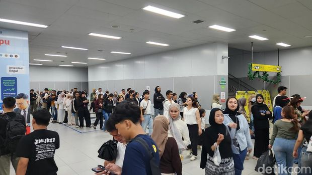 Suasana Stasiun MRT HI dipadati warga usai perayaan malam tahun baru di Bundaran HI, Jakarta Pusat. (Adrial/detikcom)