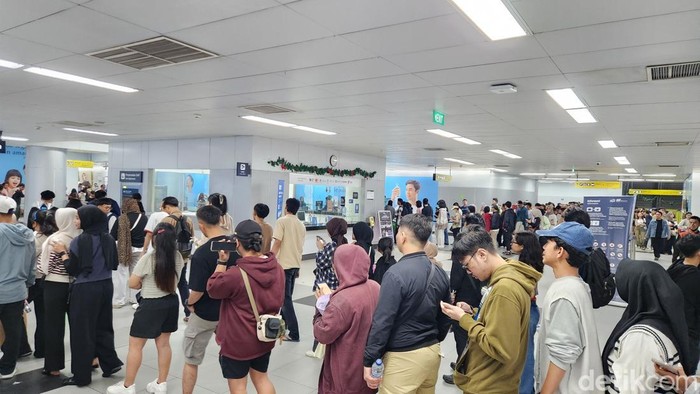 Suasana Stasiun MRT HI dipadati warga usai perayaan malam tahun baru di Bundaran HI, Jakarta Pusat. (Adrial/detikcom)