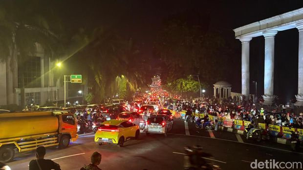 Suasana warga nikmati malam tahun baru di Tugu Kujang, Kota Bogor. (Sholihin/detikcom)