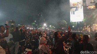 Suasana Tugu Kujang Bogor Dipadati Warga Saat Malam Tahun Baru 2026