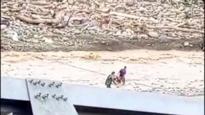 Aksi Prajurit TNI Selamatkan Warga Aceh Tengah dari Arus Banjir