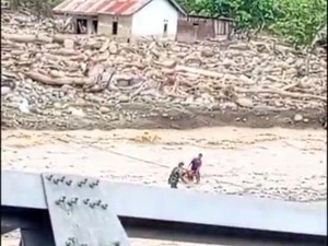 Aksi Prajurit TNI Selamatkan Warga Aceh Tengah dari Arus Banjir
