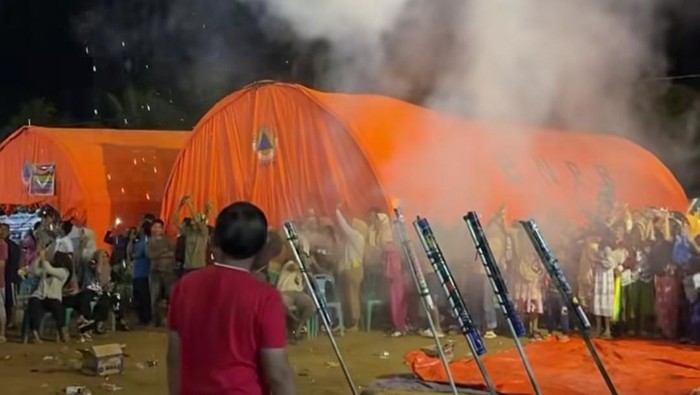 Bupati Tapteng Unggah Momen Pesta Kembang Api di Lokasi Pengungsian