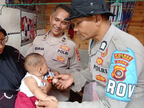 Tim kepolisian menempuh medan ekstrem sejauh 54 km selama 14 jam untuk memastikan kondisi bayi yang dikabarkan terserang sakit kulit dan belum tersentuh pertolongan medis di Aceh Tengah, Rabu (31/12/2025).
