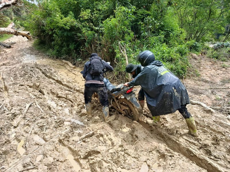 Tim kepolisian menempuh medan ekstrem sejauh 54 km selama 14 jam untuk memastikan kondisi bayi yang dikabarkan terserang sakit kulit dan belum tersentuh pertolongan medis di Aceh Tengah, Rabu (31/12/2025).