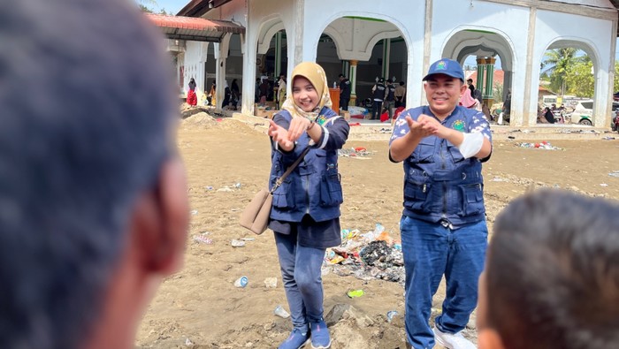 Tim UNUSA membantu korban bencana Aceh