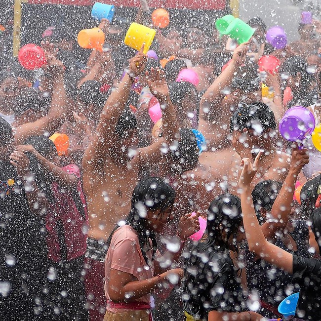 Ritual Perang Air Digelar Warga Desa Suwat di Awal Tahun