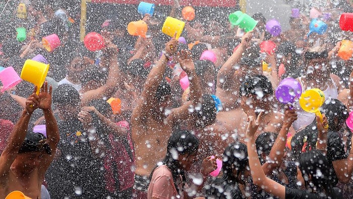 Warga saling menyiram air saat tradisi perang air pada Festival Air Suwat di Desa Suwat, Gianyar, Bali, Kamis (1/1/2026). Tradisi tahunan yang digelar setiap tanggal 1 Januari tersebut mengusung tema mengalir bersama air dengan diikuti ratusan orang sebagai ritual pembersihan diri serta spiritual untuk membangkitkan energi positif sekaligus memperkuat hubungan persaudaraan antar warga dan menjadi daya tarik pariwisata. ANTARA FOTO/Nyoman Hendra Wibowo/bar