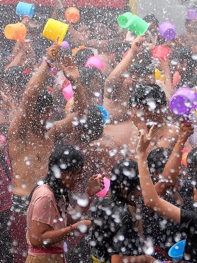 Ritual Perang Air Digelar Warga Desa Suwat di Awal Tahun