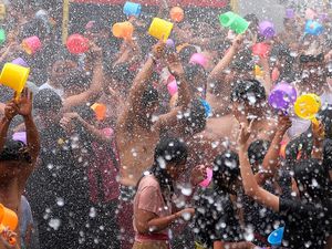 Ritual Perang Air Digelar Warga Desa Suwat di Awal Tahun