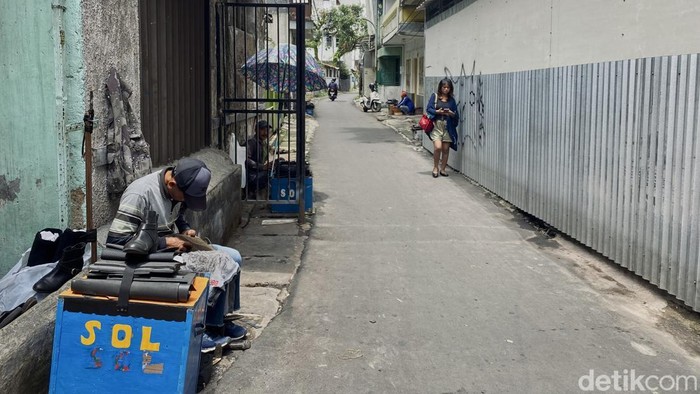 Ketika Sepatu Tak Lagi Baru, Tukang Sol Tetap Setia Menunggu