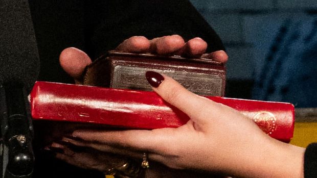 Wali Kota New York terpilih, Zohran Mamdani, resmi dilantik dalam upacara terbatas di stasiun kereta bawah tanah terbengkalai yang bersejarah pada tengah malam Tahun Baru 2026, Kamis (1/1/2026). (via REUTERS/Amir Hamja)