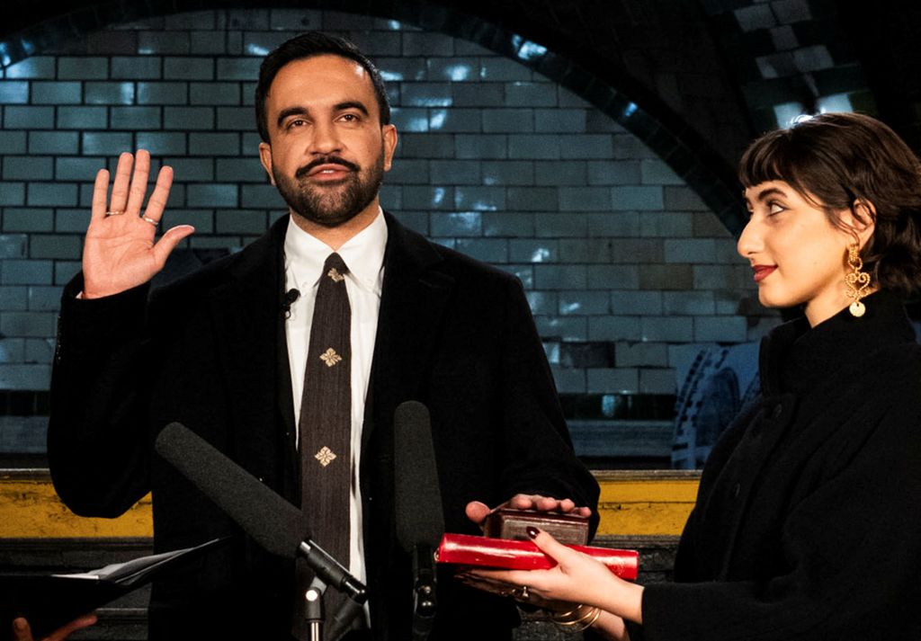 Wali Kota New York terpilih, Zohran Mamdani, resmi dilantik dalam upacara terbatas di stasiun kereta bawah tanah terbengkalai yang bersejarah pada tengah malam Tahun Baru 2026, Kamis (1/1/2026). (via REUTERS/Amir Hamja)