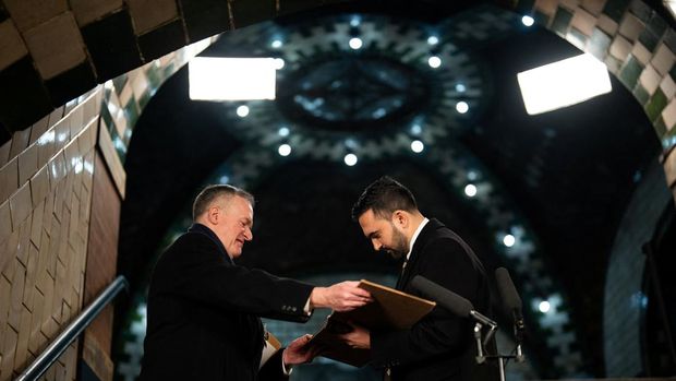 Wali Kota New York terpilih, Zohran Mamdani, resmi dilantik dalam upacara terbatas di stasiun kereta bawah tanah terbengkalai yang bersejarah pada tengah malam Tahun Baru 2026, Kamis (1/1/2026). (via REUTERS/Amir Hamja)
